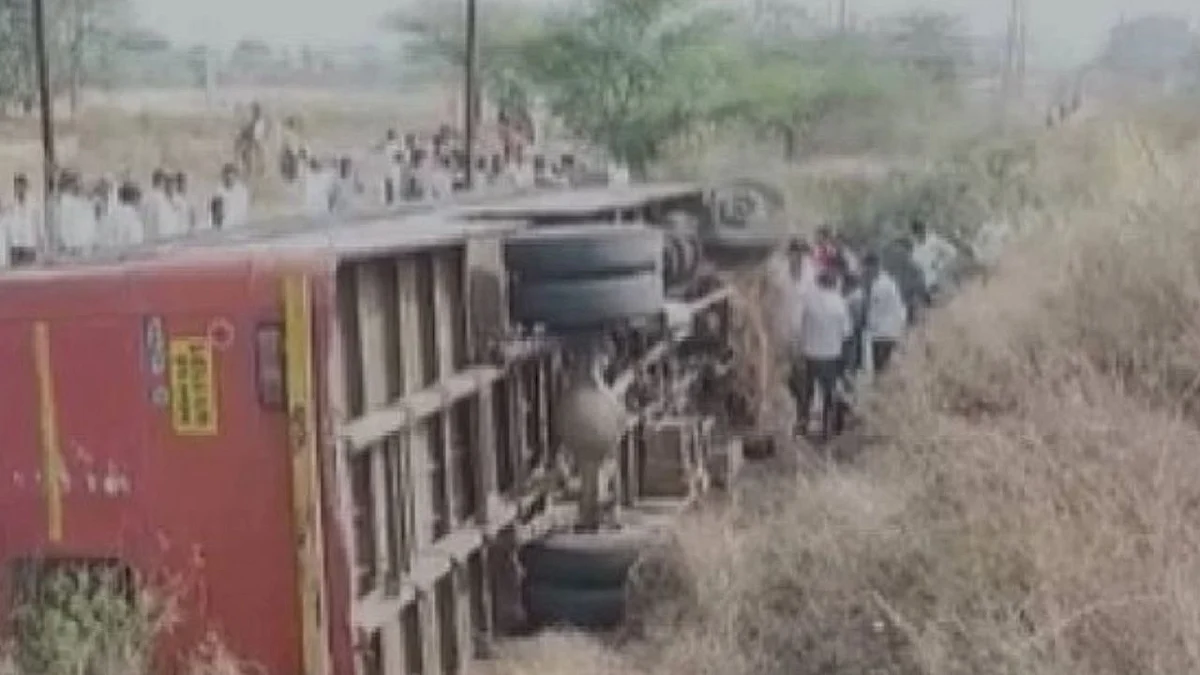 प्रवाशांना घेऊन जाणारी बस अचानक उलटली