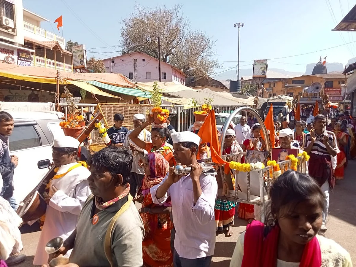 दिंड्यांच्या आगमनाने त्र्यंबक नगरी गजबजली