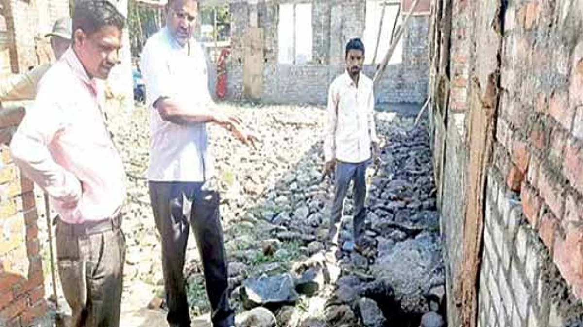 आश्रमशाळेचे बांधकाम बंद पाडले