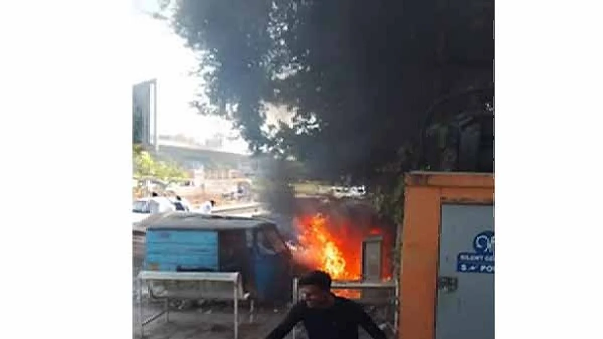पोलीस ठाण्याच्या आवारातील चारचाकी वाहनांना आग