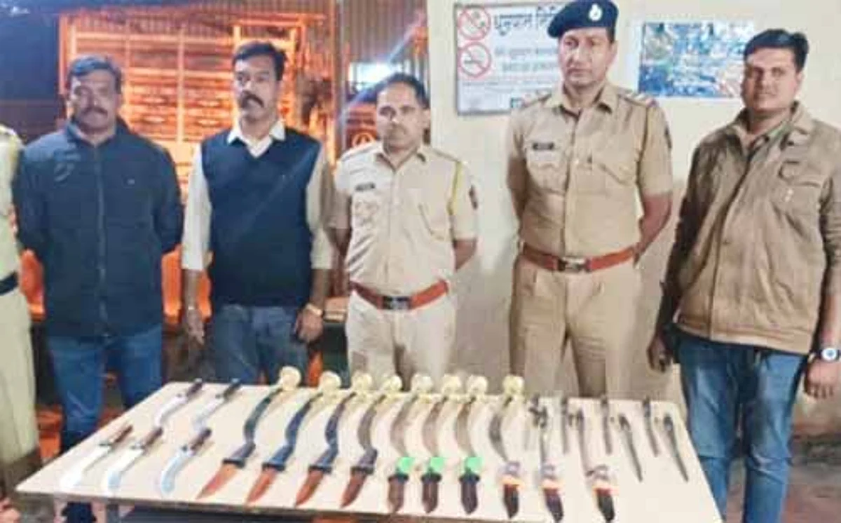 घातक शस्त्रांचा साठा जप्त