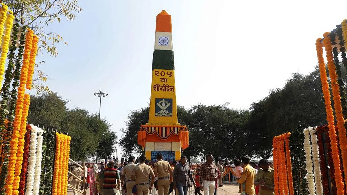 आज २०५ वा शौर्य दिन! विजय स्तंभास अभिवादन करण्यासाठी नागरिकांची गर्दी