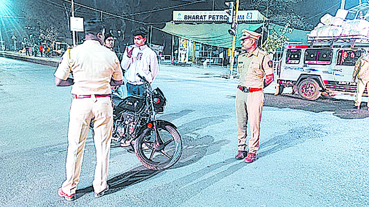 भुसावळात पोलिसांनी राबवले कोंबिंग ऑपरेशन