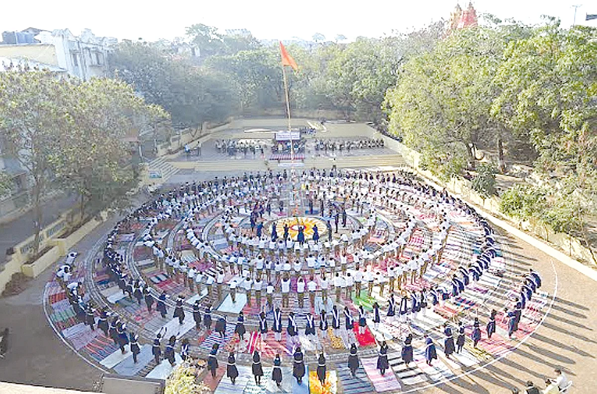 सूर्यनमस्कार घालून श्रॉफ हायस्कूलच्या विद्यार्थ्यांनी केले नवीन वर्षाला वंदन