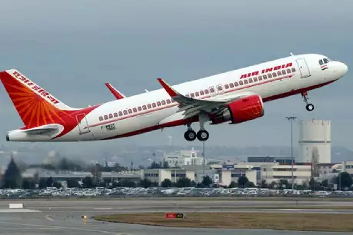 Air India च्या विमानात प्रवाशाचं घृणास्पद कृत्य, महिलेच्या अंगावर केलं मूत्रविसर्जन