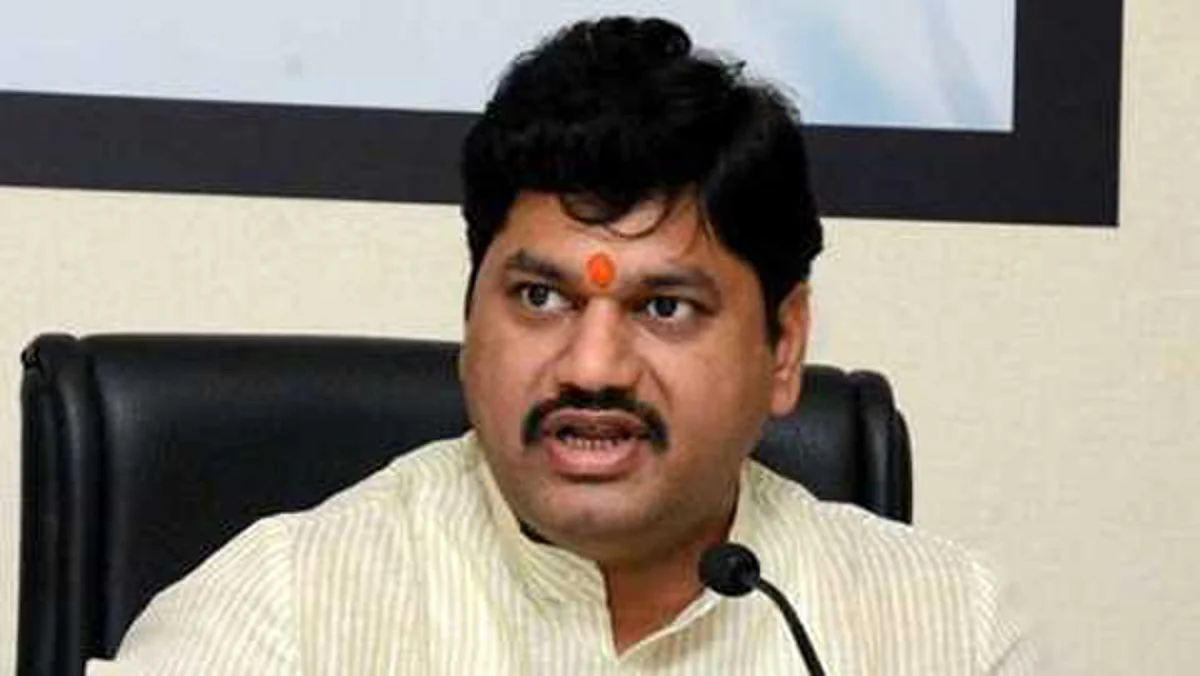धनंजय मुंडेंच्या गाडीला अपघात