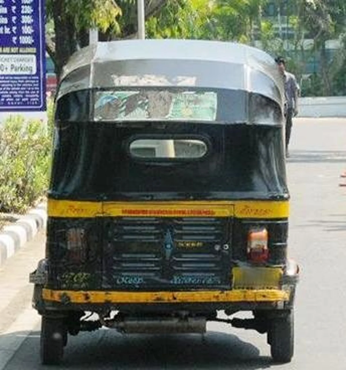 रिक्षा, टॅक्सी चालकांना प्रवासीच मिळेना..!