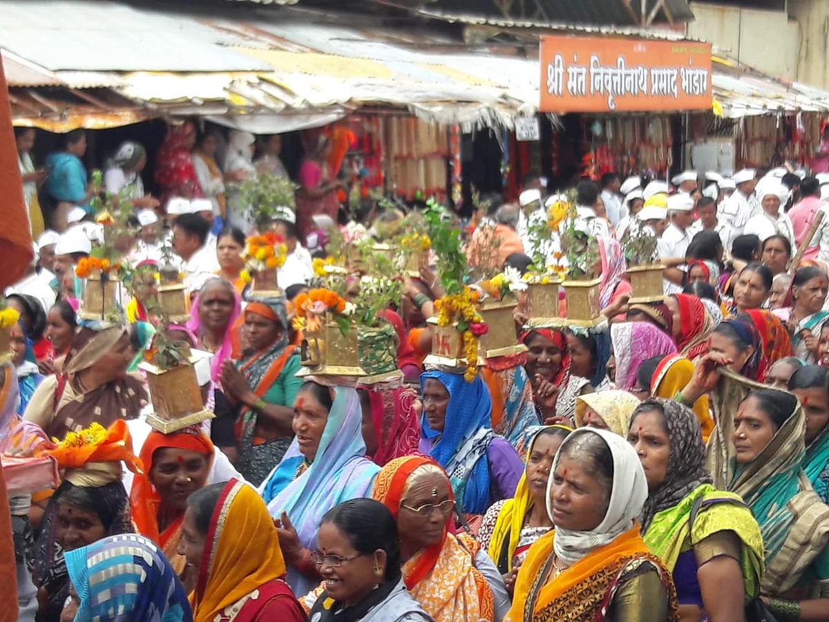 पुणे : संत ज्ञानेश्वर महाराज यांच्या पालखीने पंढरपूरकडे प्रस्थान