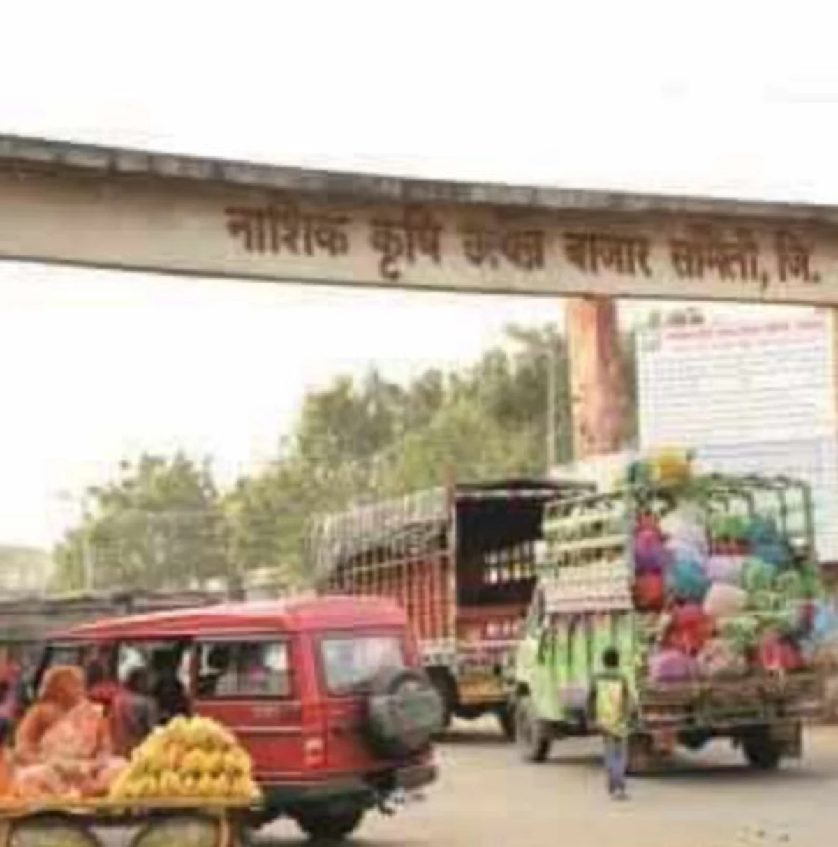नाशिक बाजार समिती आवाराबाहेर सोशल डिस्टनसिंगचा फज्जा