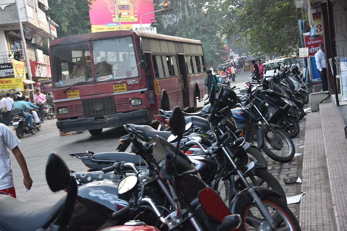 आरके-रेडक्रॉस मार्गावर तारेवरची कसरत; वाहतूक पोलिसांचे दुर्लक्ष