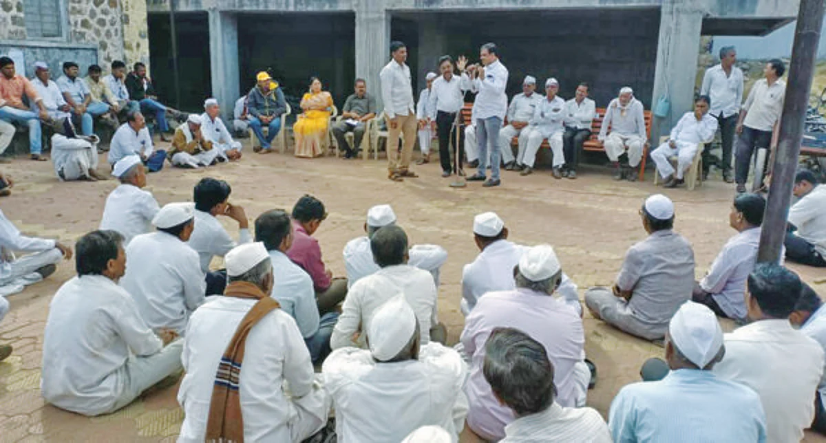 तळेगाव दिघे येथील ग्रामसभेतून कामगार तलाठ्यास बाहेर काढले