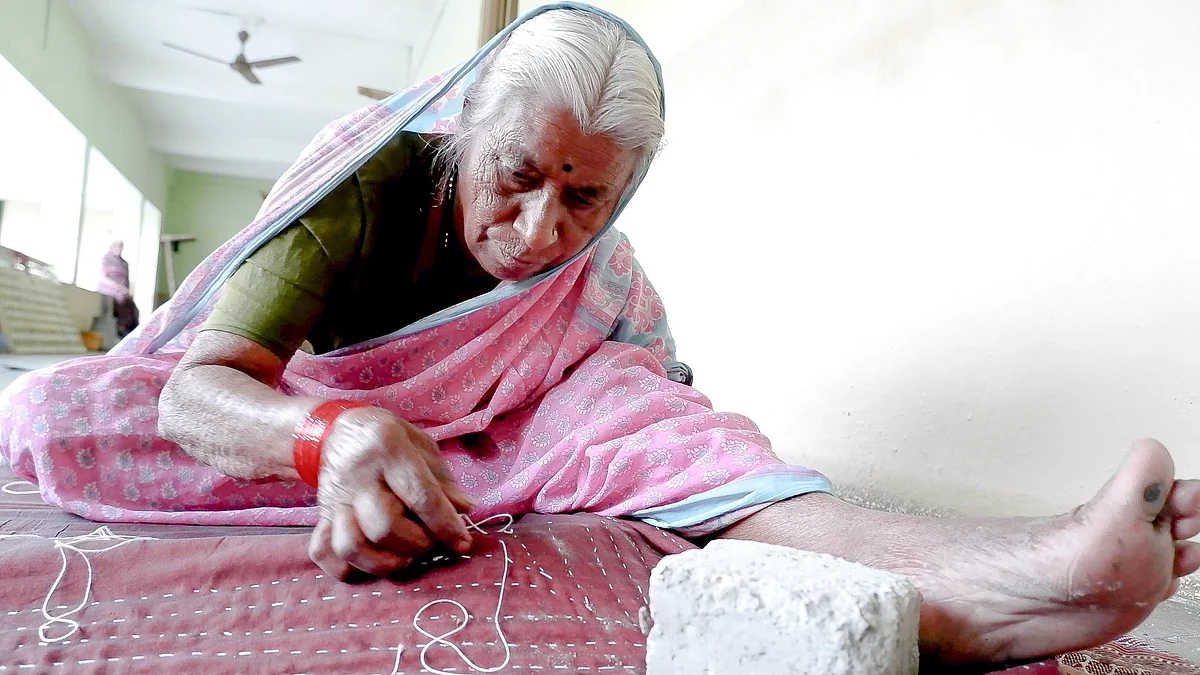 नाशिक : कुष्ठरोगी स्रियांच्या हातची उब देणारी मायेची गोधडी