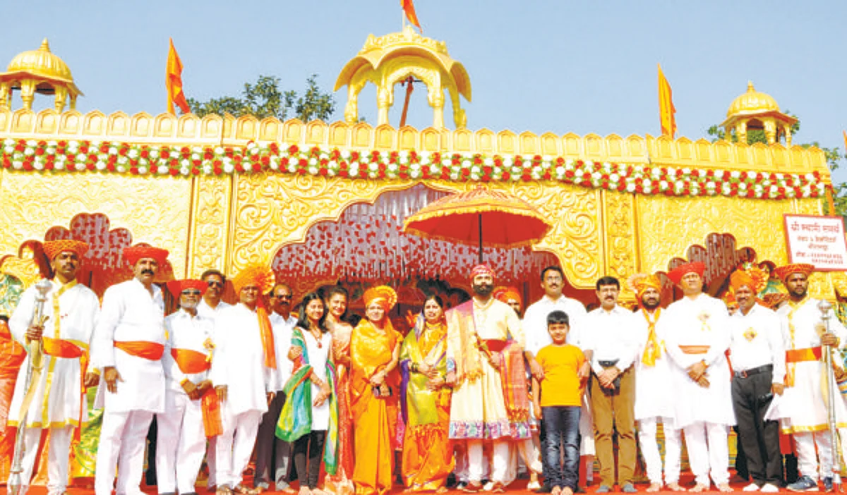 शिवरायांचा जयघोष, फटाक्यांची आतषबाजी अन् हाती भगवे ध्वज