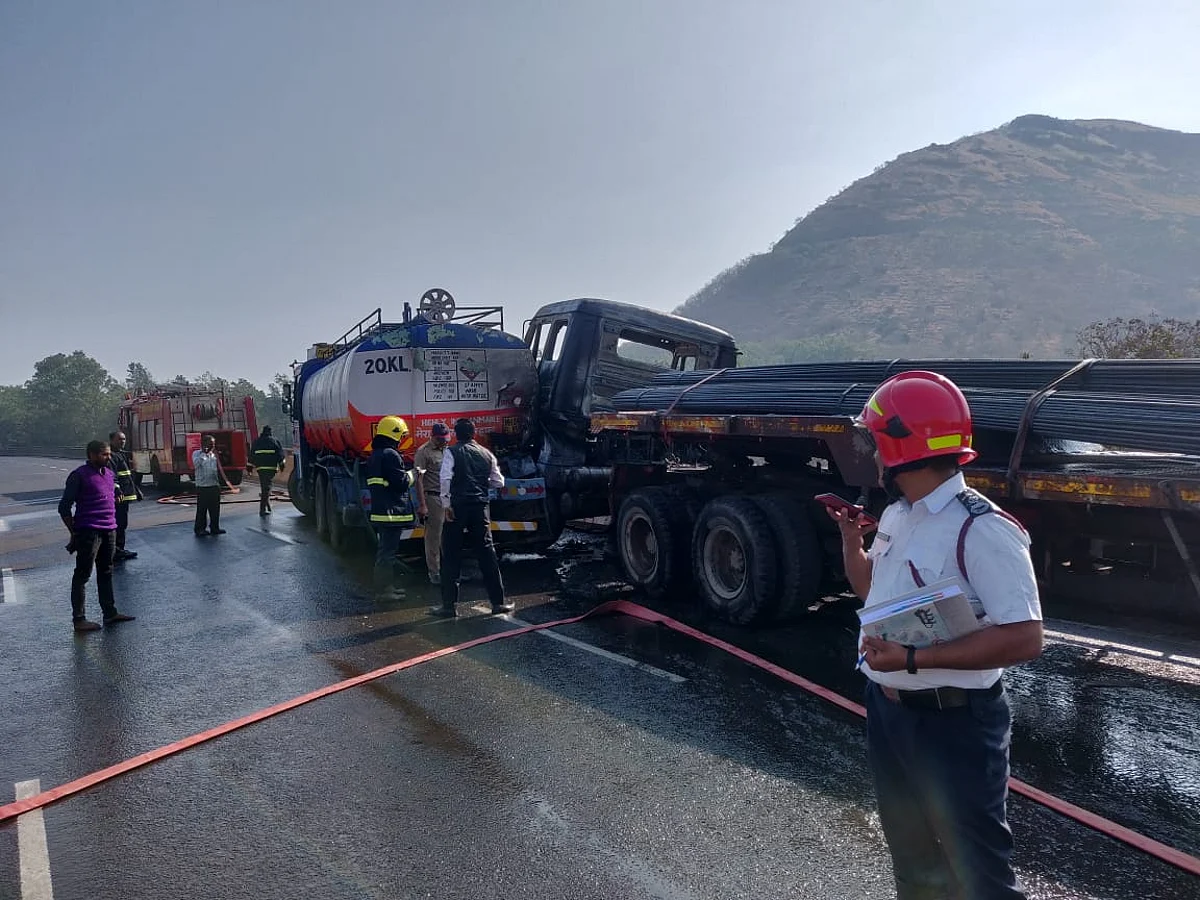 Video : अपघातानंतर कंटेनरने घेतला पेट; महामार्गावर वाहतूक कोंडी