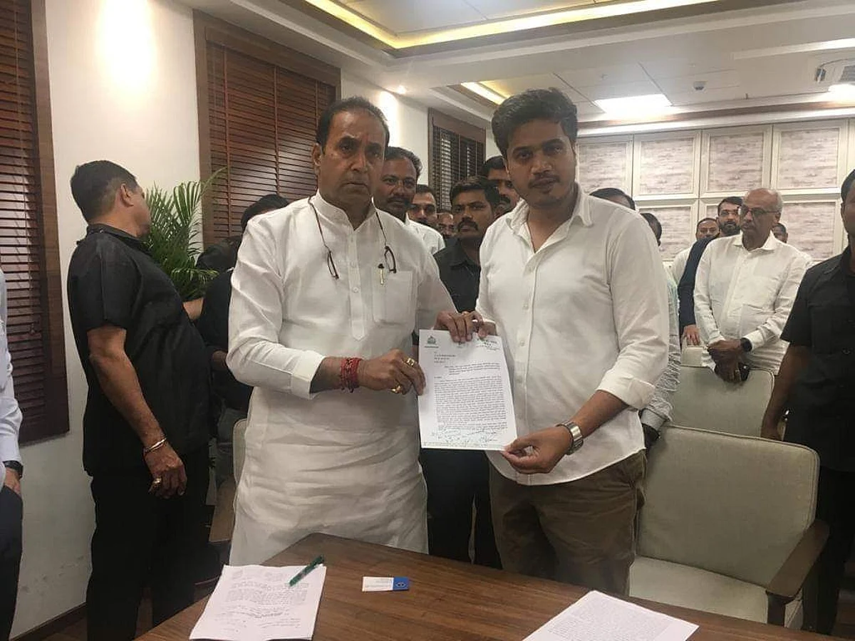 मराठा व धनगर समाजाच्या आंदोलकांवरील गुन्हे मागे घ्या – रोहित पवार