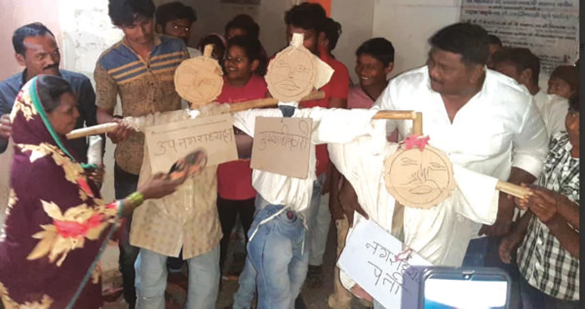 कचरा गाड्या नगरपंचायतीत नेवून नेवाशात चार तास ठिय्या आंदोलन