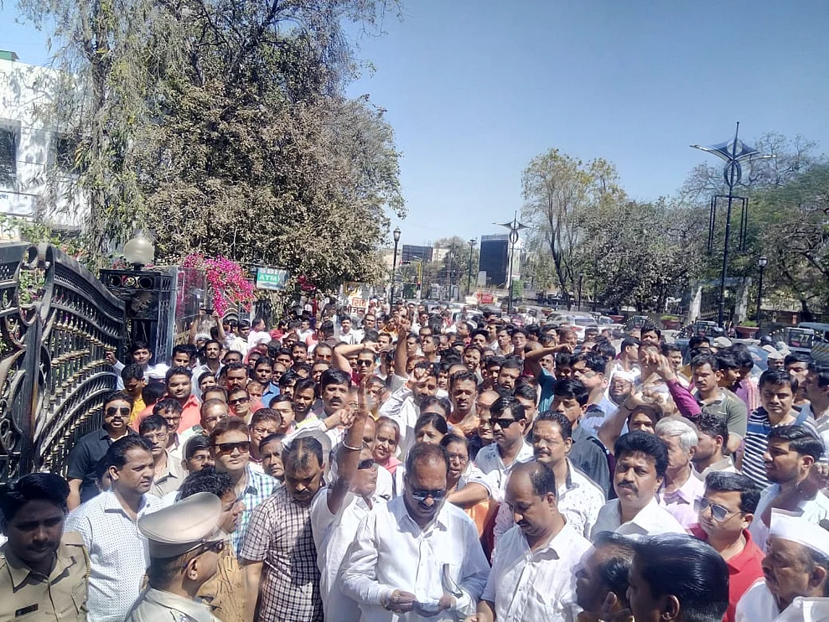 हैदराबाद पोलिसांच्या निषेधार्थ सराफ व्यावसायिकांचा मोर्चा; शहरात कडकडीत बंद