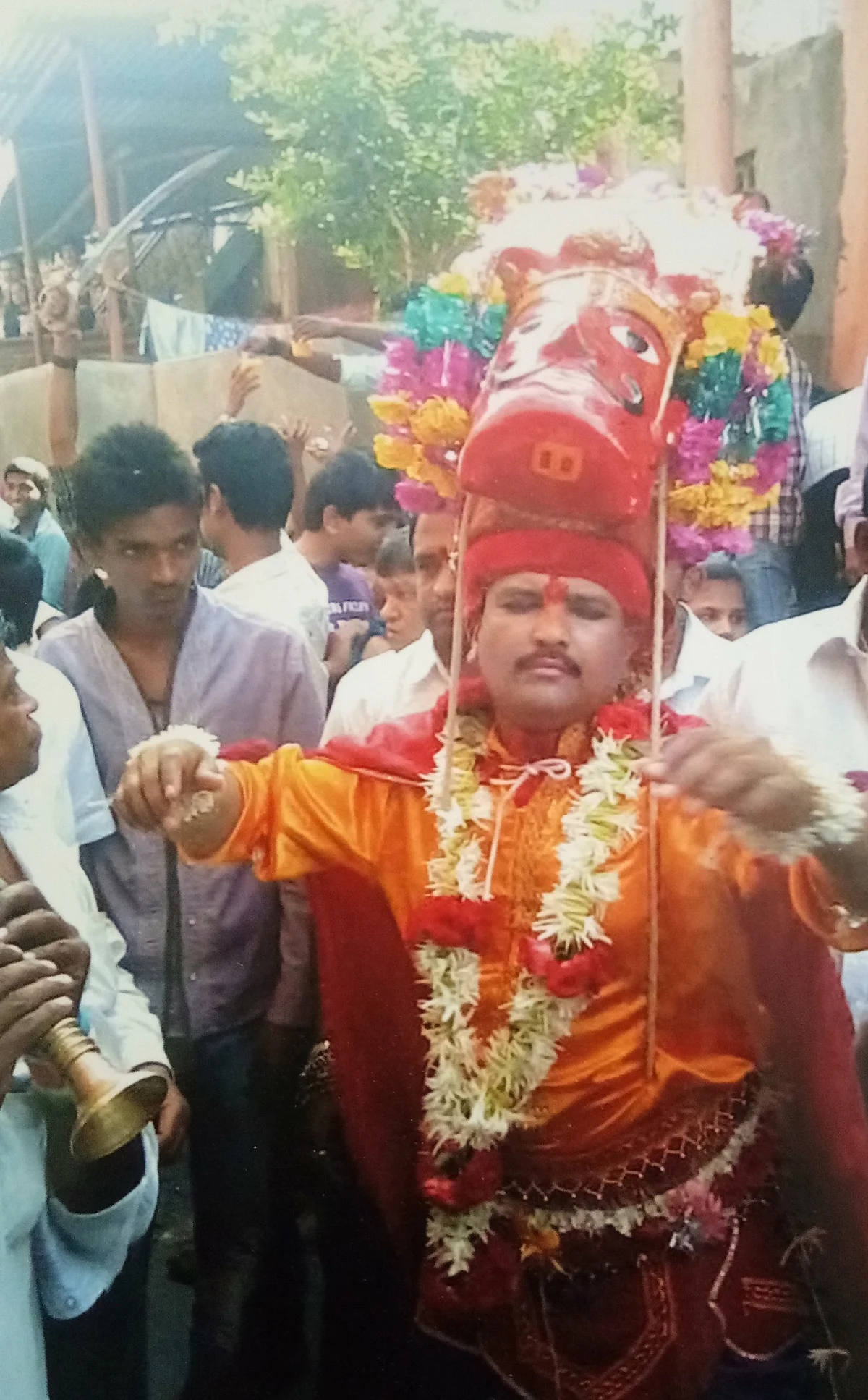 होळी विशेष : ….म्हणून नवरदेव बाशिंग लावून ‘या’ दिवशी फिरतो; जाणून घ्या बाशिंगे वीरांची कथा