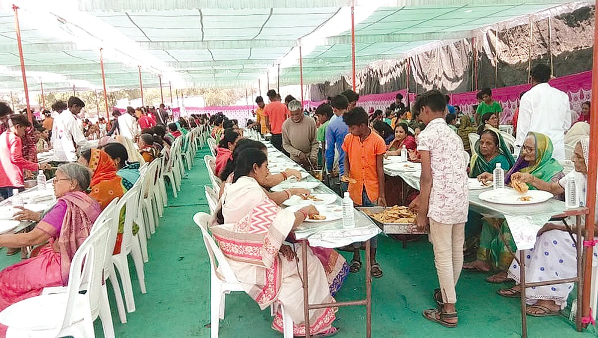 महिलादिन विशेष : लग्नात पहिली पंगत महिलांची बसविण्याचा निर्णय