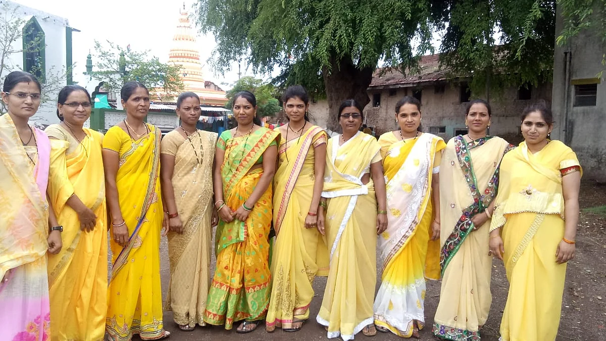 गंगापूर येथील सरस्वती बचत गटाने १६ तास काम करून बनवले साडे आठ हजार मास्क