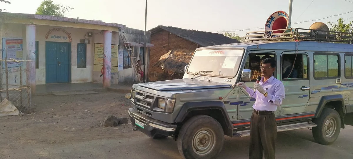 हरसुल : प्राचार्य डॉ.देशमुख यांची खेडोपाडी जाऊन कोरोनाबाबत जनजागृती