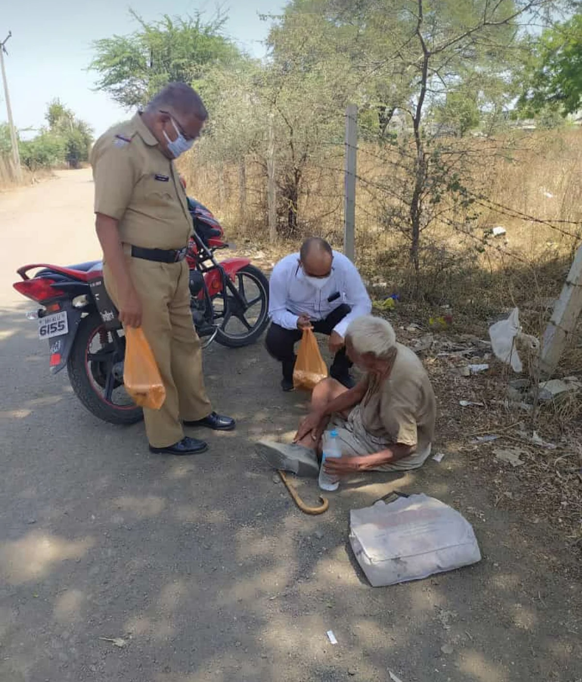 लासलगाव : खाकी वर्दीतला माणूस प्रेमाने घास भरवतो तेव्हा….