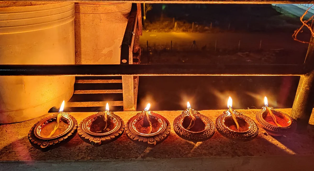 उजळल्या दाही दिशा कोट्यावधी दिव्यांनी
