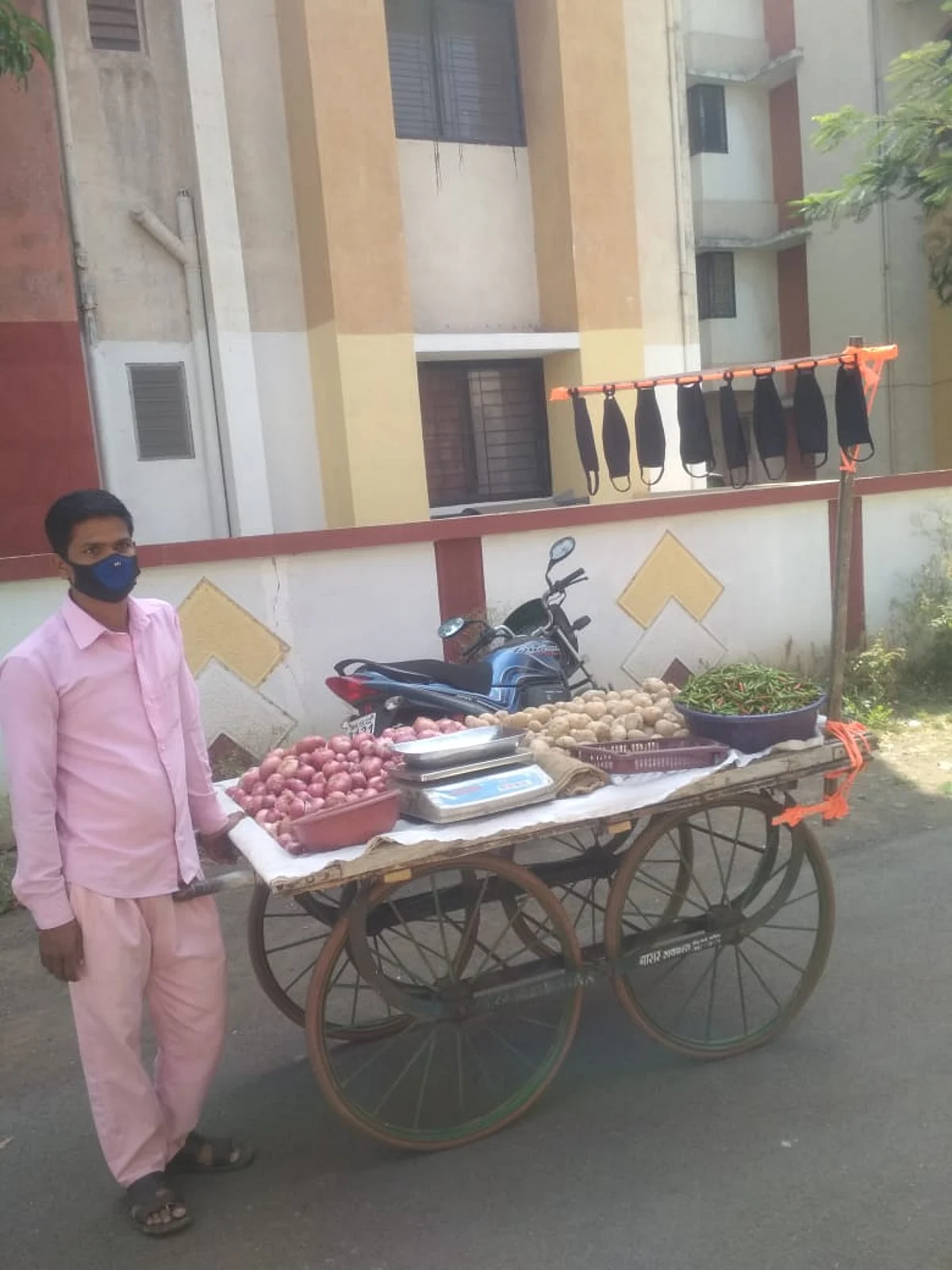नाशिकरोड : हातगाड्यावर भाजीसह मास्कची सर्रास विक्री