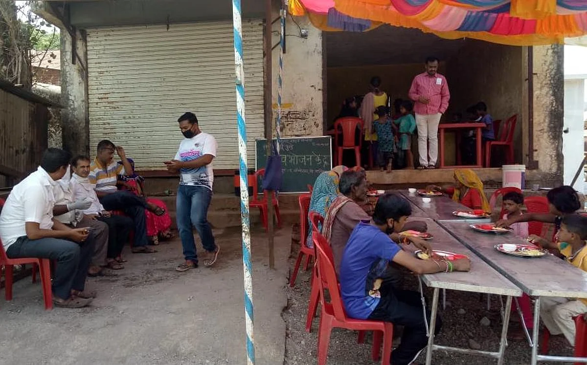 हरसुलच्या शिवभोजन थाळी केंद्रास पहिल्याच दिवशी नागरिकांकडून प्रतिसाद