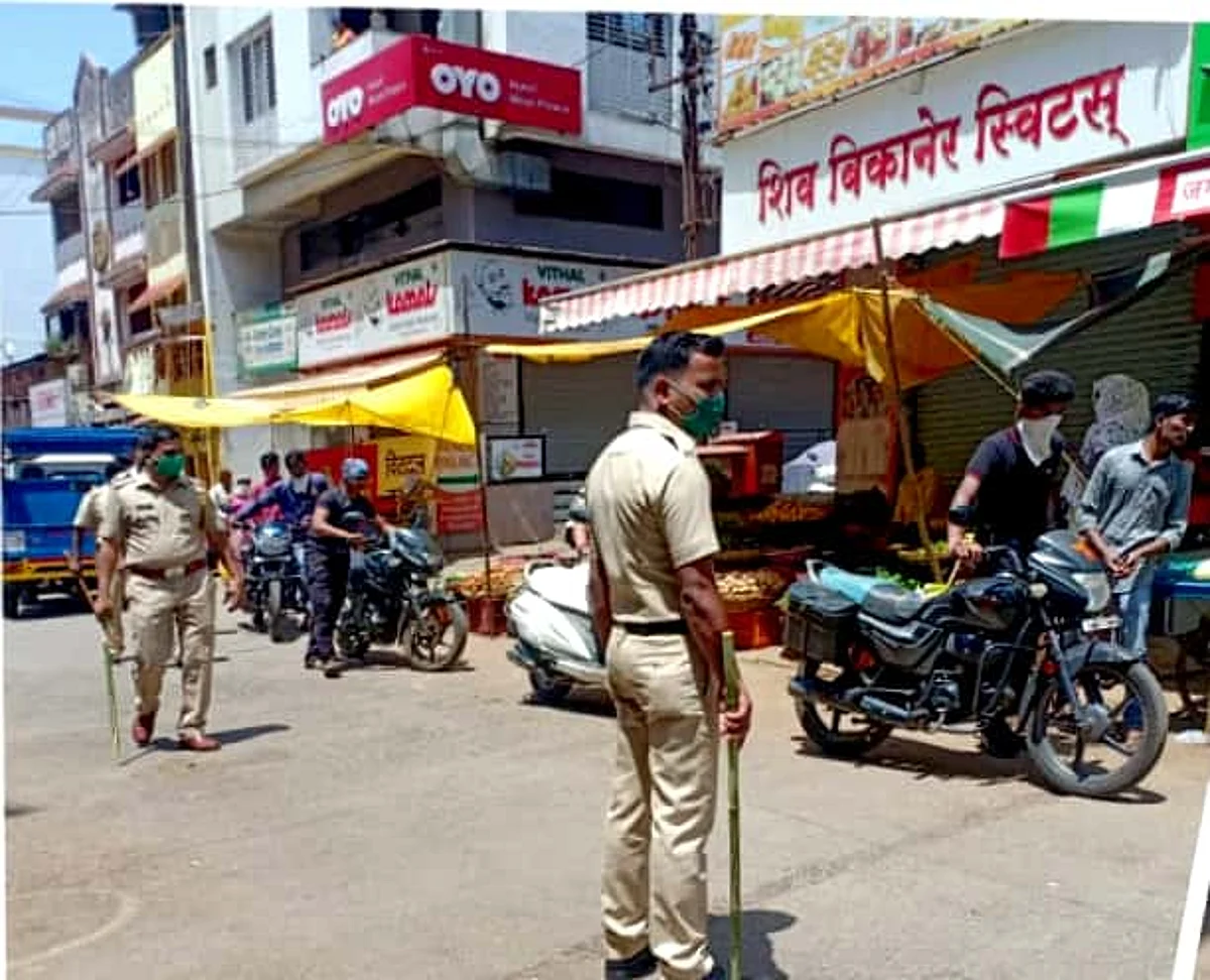 त्र्यंबकेश्वर : विनाकारण फिरणाऱ्या दुचाकीस्वारांची पोलिसांनी घडवली शहरभर पायपीट
