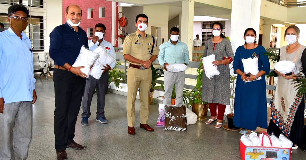 कोरोना वॉरियर्ससाठी रियुझ होणाऱ्या बारा हजार कापडी मास्कचे वाटप