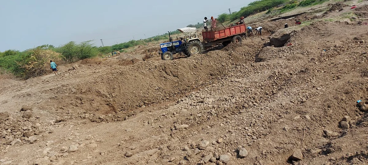सिन्नर : वडांगळी येथील देव नदीपात्रातून वाळूची चोरी; नदीपात्राची चाळण