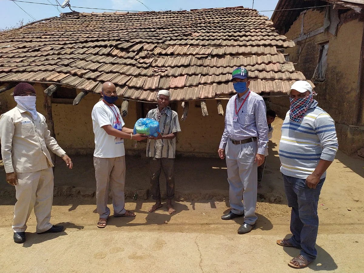 हरसूल : ज्ञानदान करणाऱ्या शिक्षकांकडून १४० कुटुंबांना मदतीचा हात