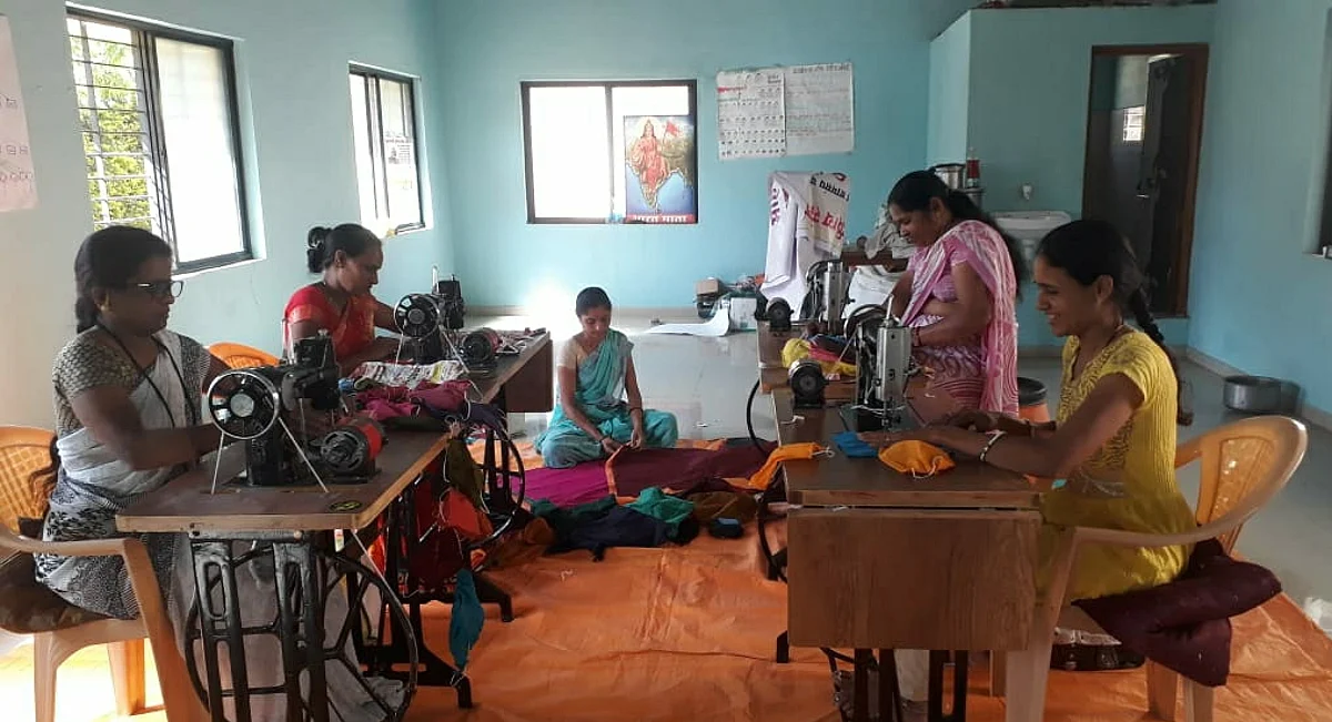 पिंपळगाव बसवंत येथील ‘हिरकणीं’नी केली लाखों मास्कची निर्मिती