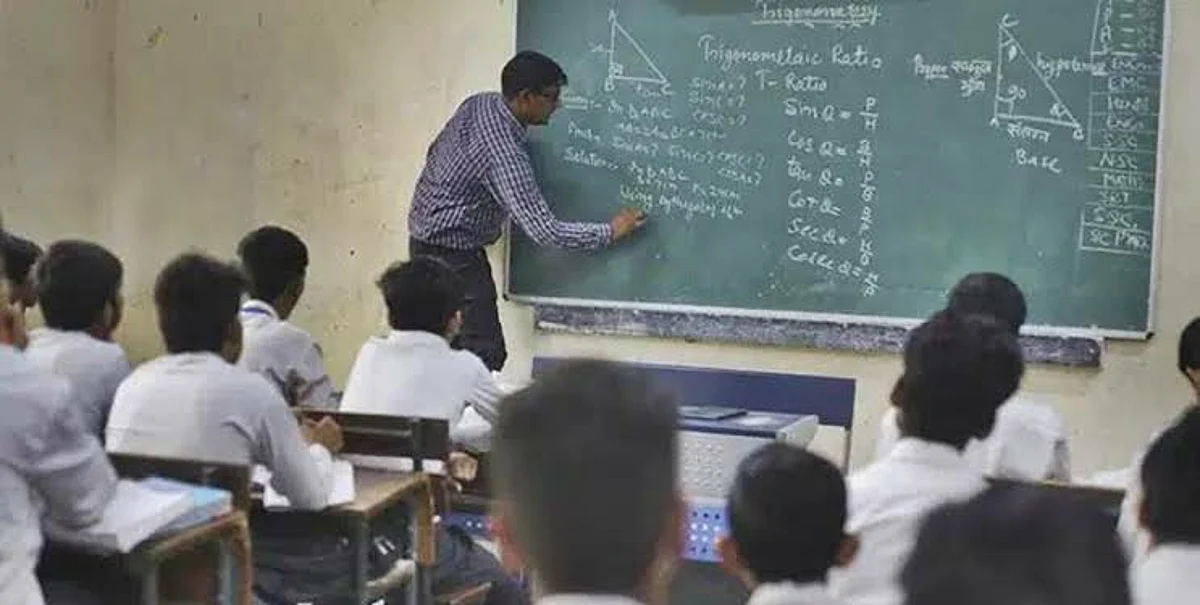शिक्षक आणि शिक्षकेतर कर्मचाऱ्यांचे पगार लांबणीवर?