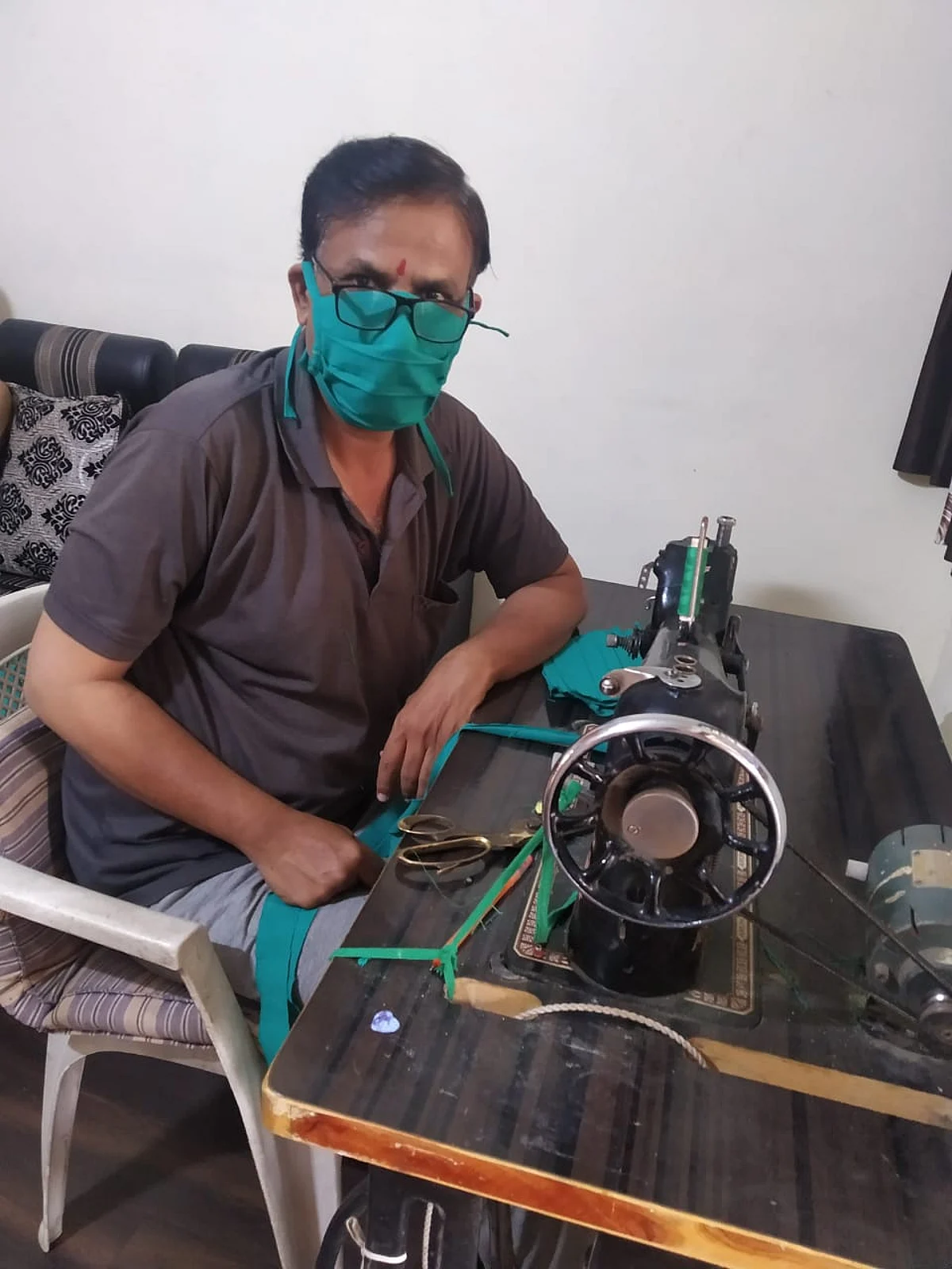 कोरोना वॉरीयर्स : रुग्णसेवा सांभाळून जेजुरकर करताय कापडी मास्कची निर्मिती