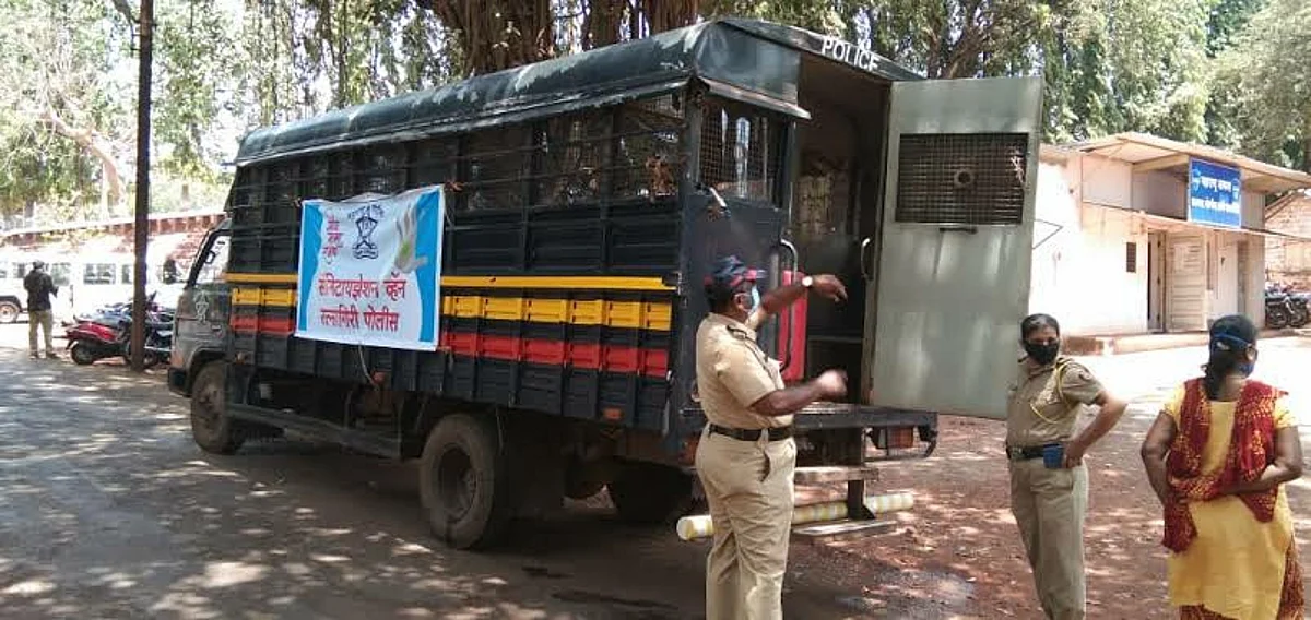 कोरोनाचा संसर्ग टाळण्याकरीता पोलीसांसाठी खास सॅनिटायझेशन व्हॅन