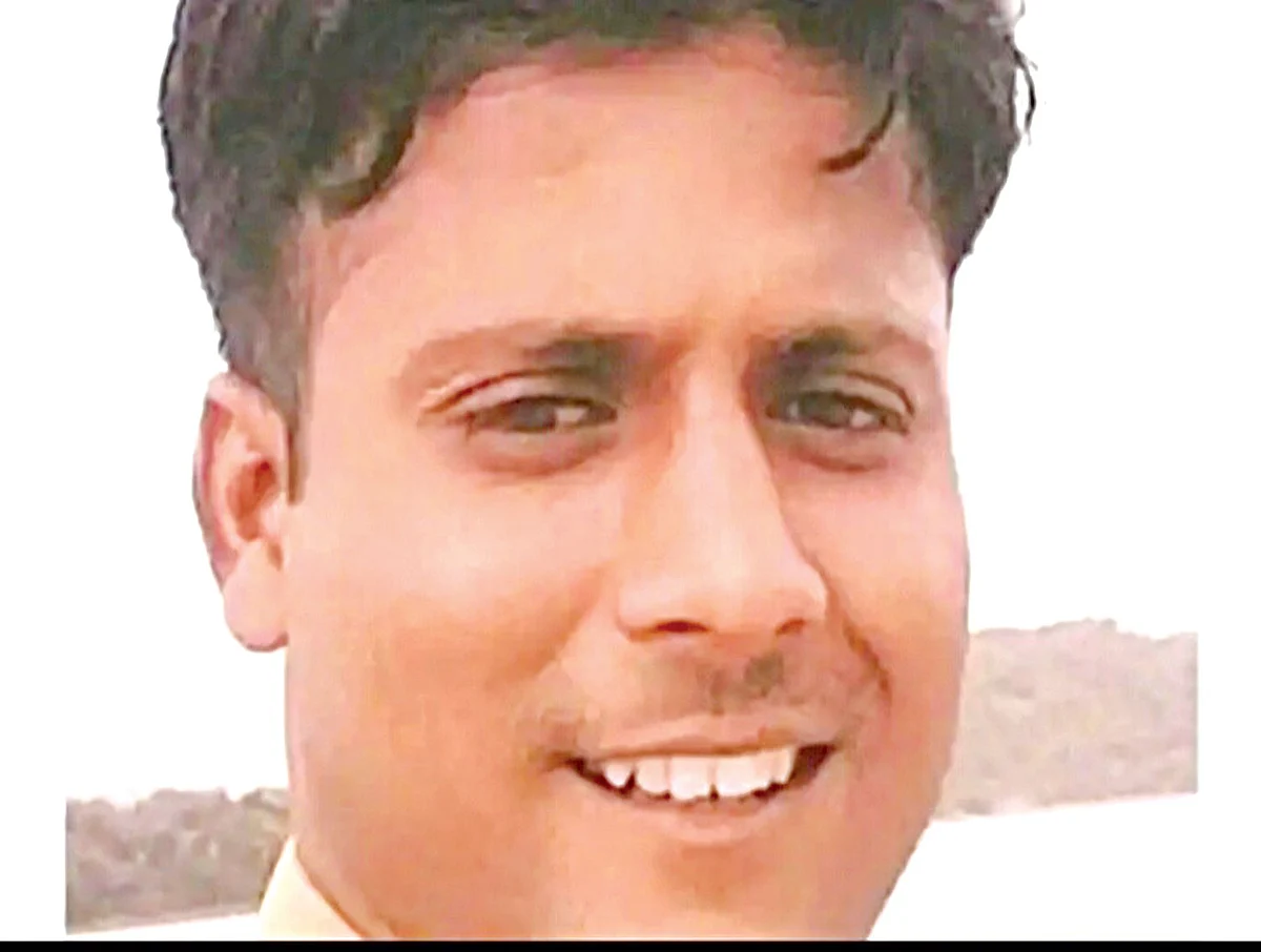 अवैध वाळू वाहतूक करणार्या डंप्परने पोलिसाला चिरडले