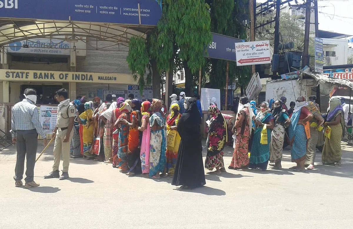 ना नियम ना कोरोनाची भीती; मालेगावात सोशल डिस्टन्सीचा बट्ट्याबोळ