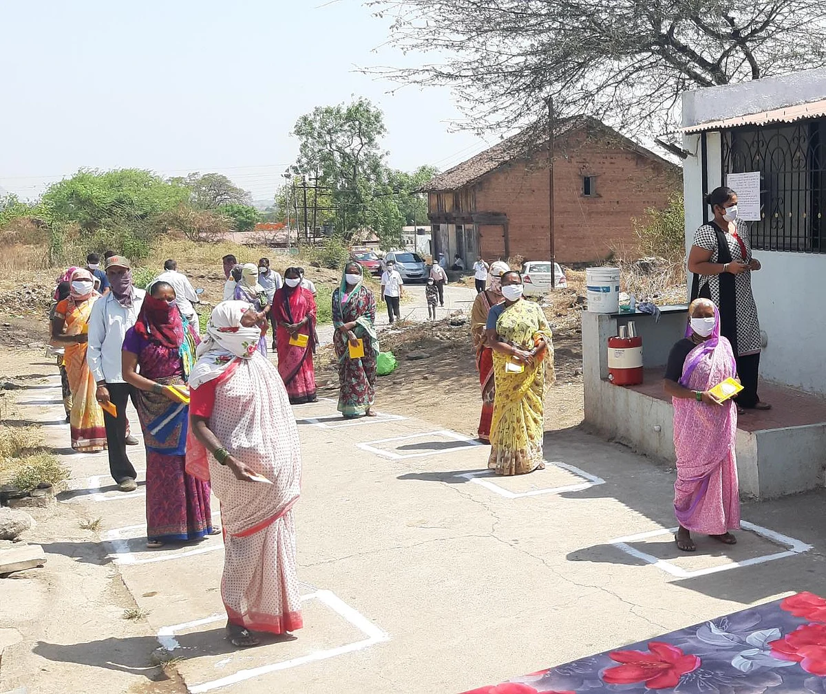 ‘करोना’ची जागतिक महामारी; पुरवठा विभागामुळे टळली उपासमारी !