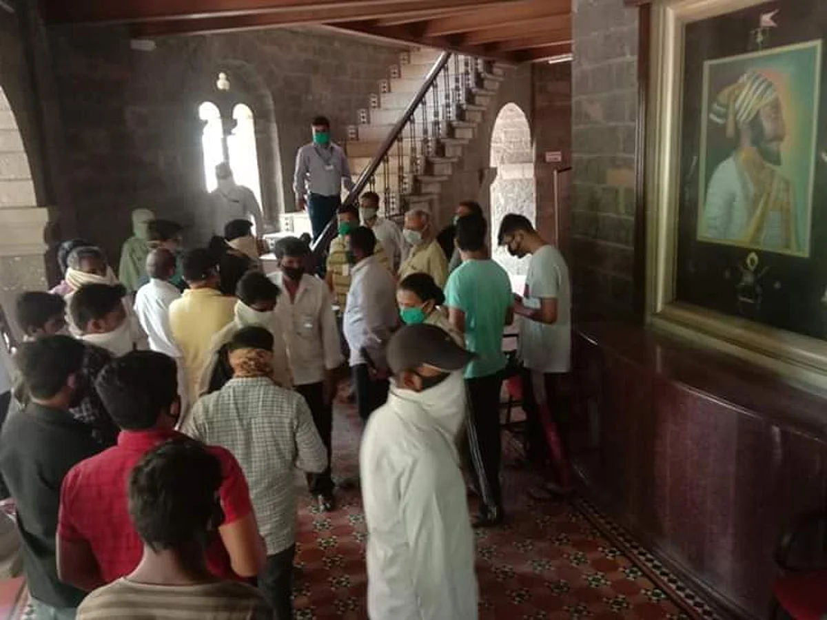 अबब…तीन हजार परप्रांतीयांचे गावी जाण्यासाठी अर्ज; जिल्हाधिकारी कार्यालयात तोबा गर्दी