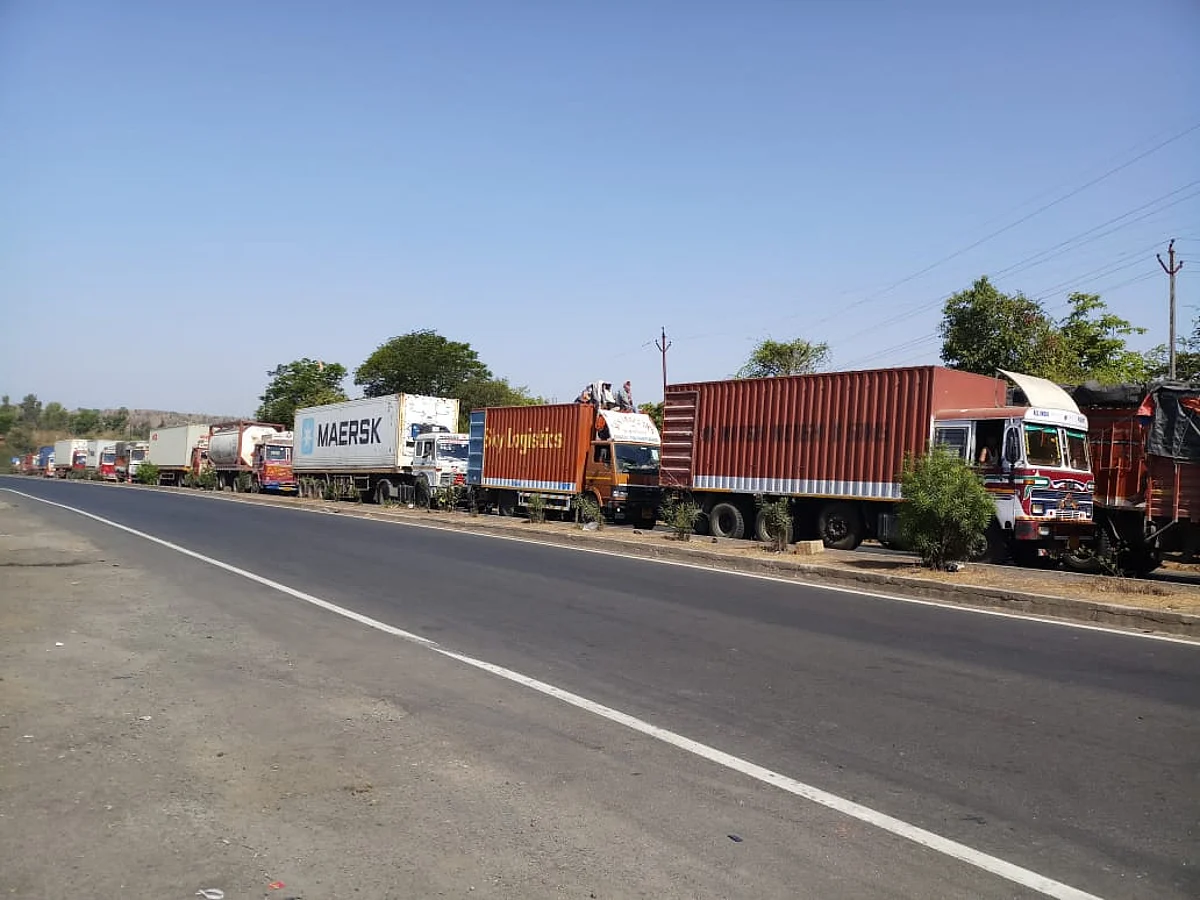 Video : इगतपुरी : मुंबईहून हजारोंच्या संख्येने नागरिक परतीच्या वाटेवर; मुंबई-आग्रा महामार्गावर कोंडी