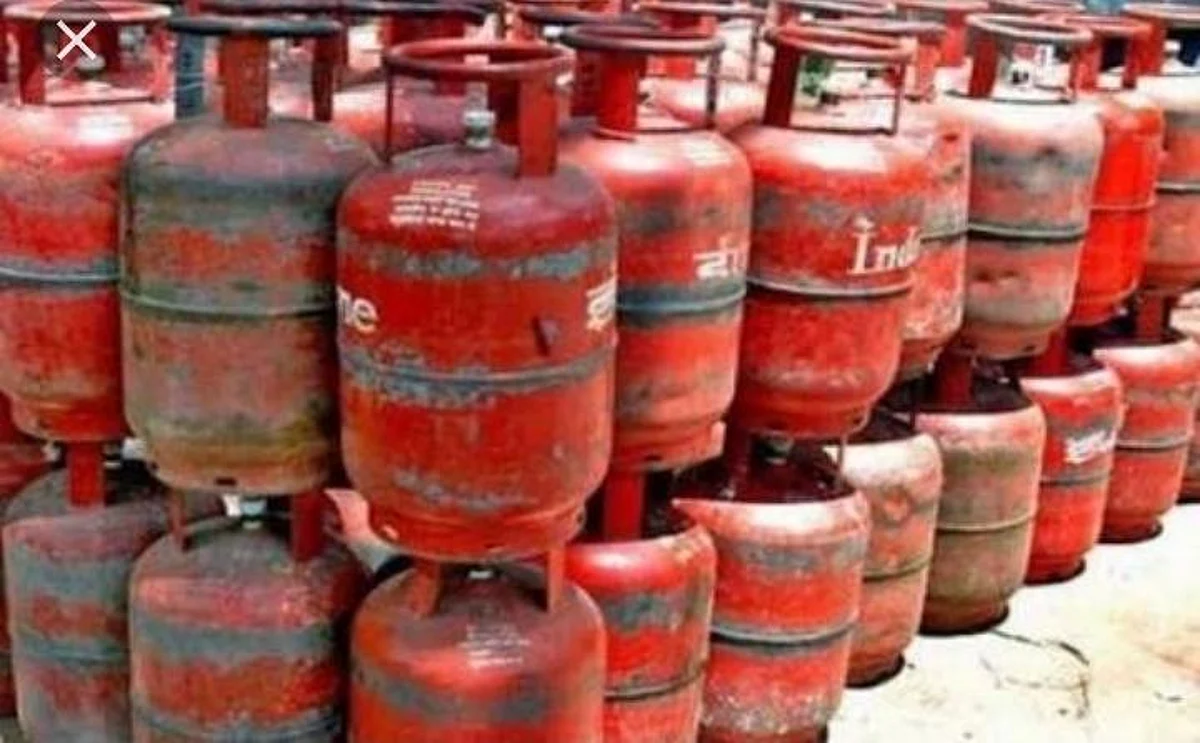 निवडणूक घोषणा : गृहिणींना दरमहा २ हजार रुपये अन् मोफत ८ सिलिंडर