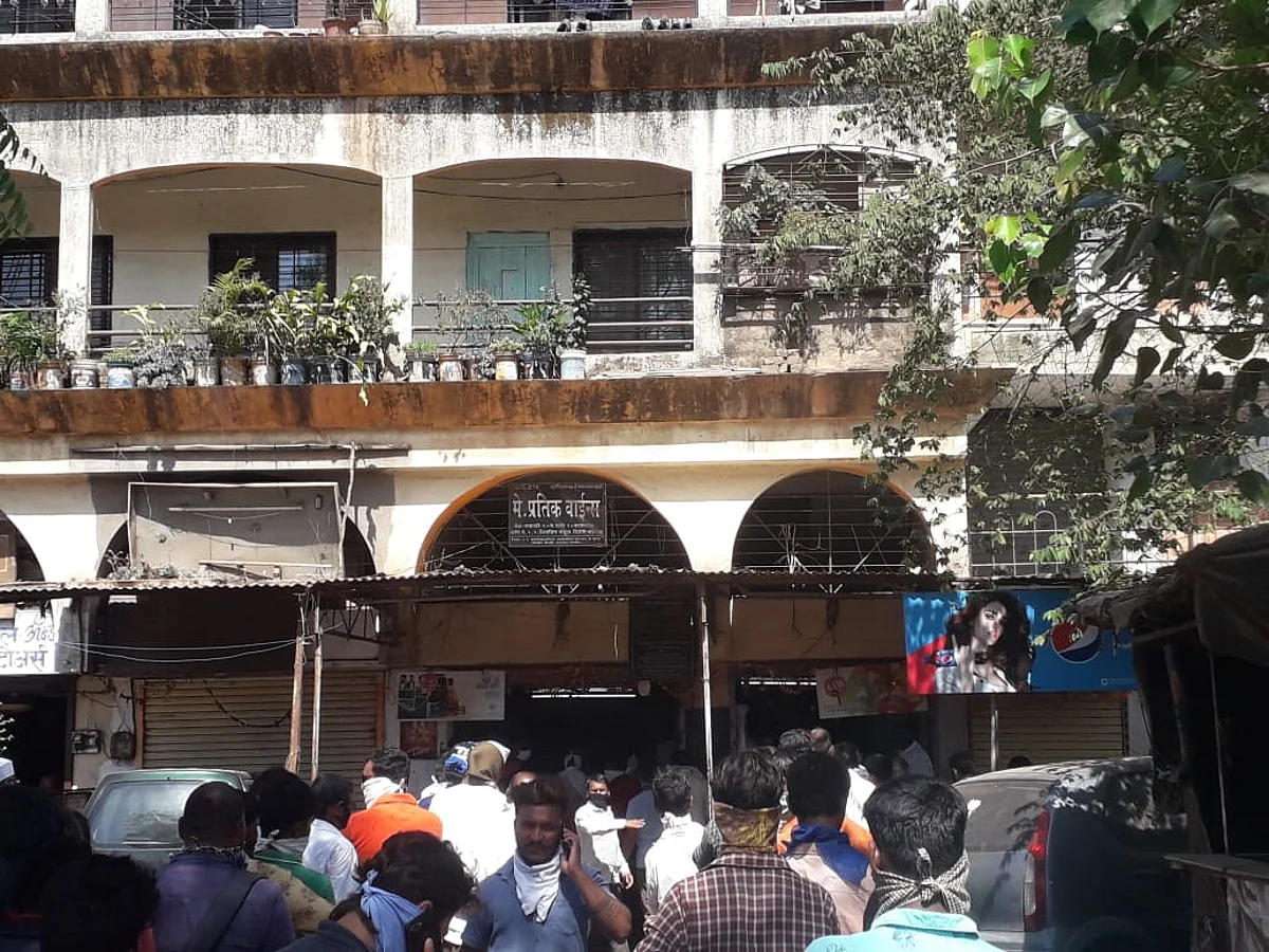दिंडोरी शहरात वाईन शॉपवर प्रचंड गर्दी; सोशल डिस्टन्सीचा फज्जा