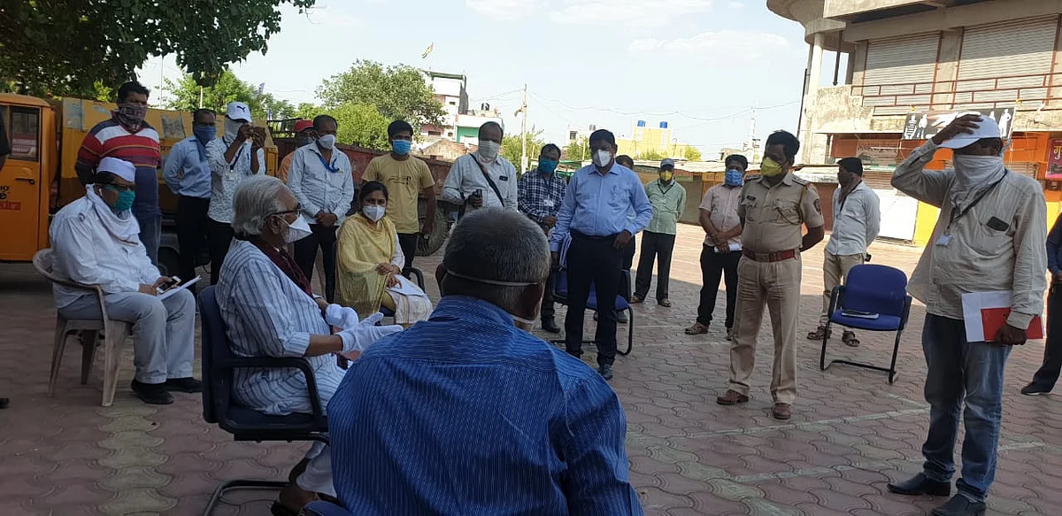 सामाजिक अंतराचे पालन होईल याची काळजी घ्या; छगन भुजबळ यांची लासलगाव येथे भेट