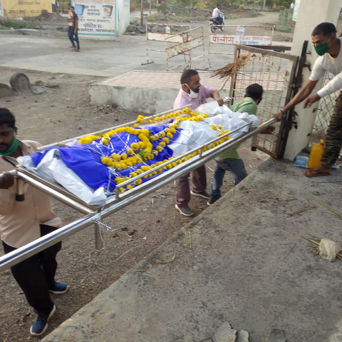 सिन्नर : माळेगावचे ग्रामविकास अधिकारी बनले खांदेकरी