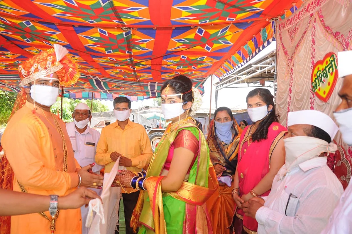 देवळा : साधेपणाने विवाह करीत नवविवाहितांची मुख्यमंत्री सहाय्यता निधीस मदत