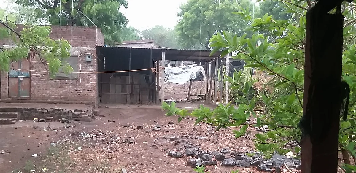 जिल्ह्यात वादळी पावसाने ९३ घरांची पडझड ; कांदा, फळभाज्यांचे नूकसान