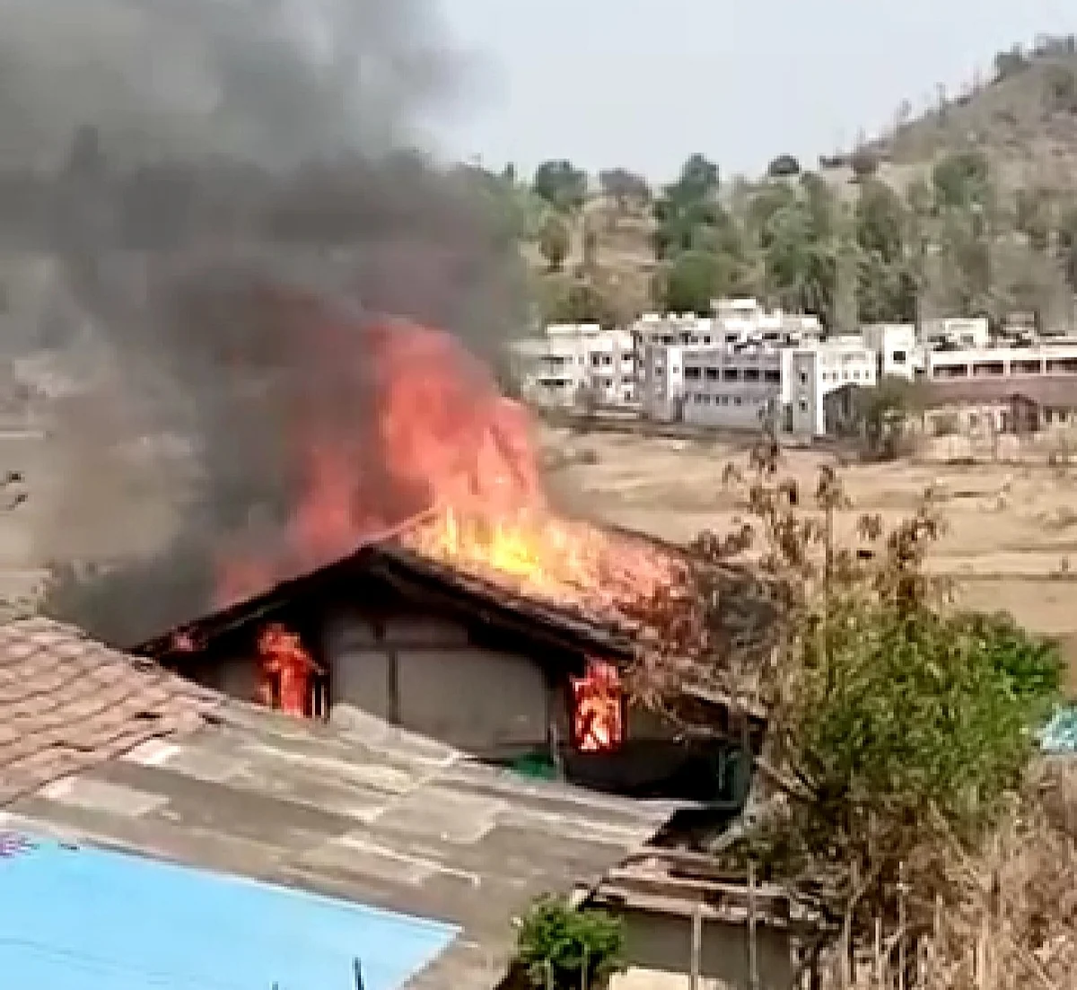पेठ : चोळमुख येथे घराला आग लागून संसारपयोगी साहित्य खाक