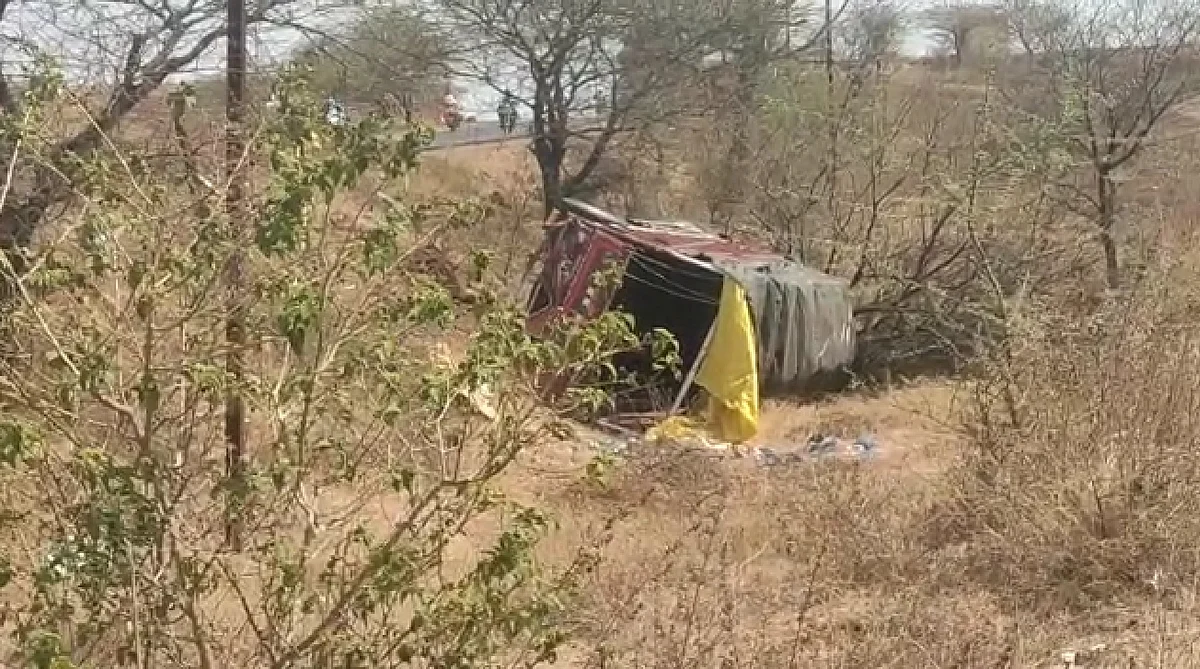 परप्रांतीयांना घेऊन जाणारा आयशर टेम्पो घोटी सिन्नर हायवेवर उलटला